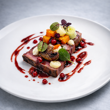 Magret de canard, crème de cassis, légumes de saison grillés et pochés, pousse d'épinards
