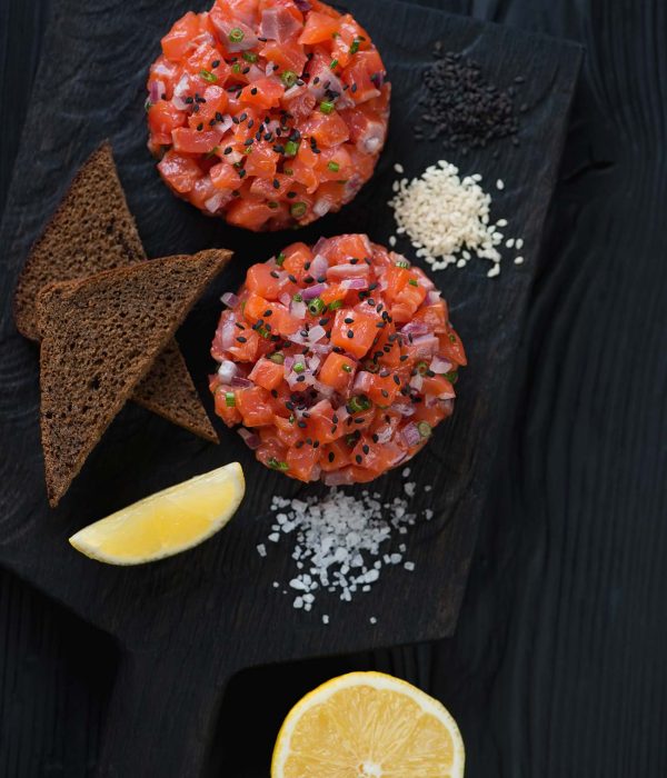 Tartare aux deux saumons, poire caramélisée,
sauce citron vert et passion