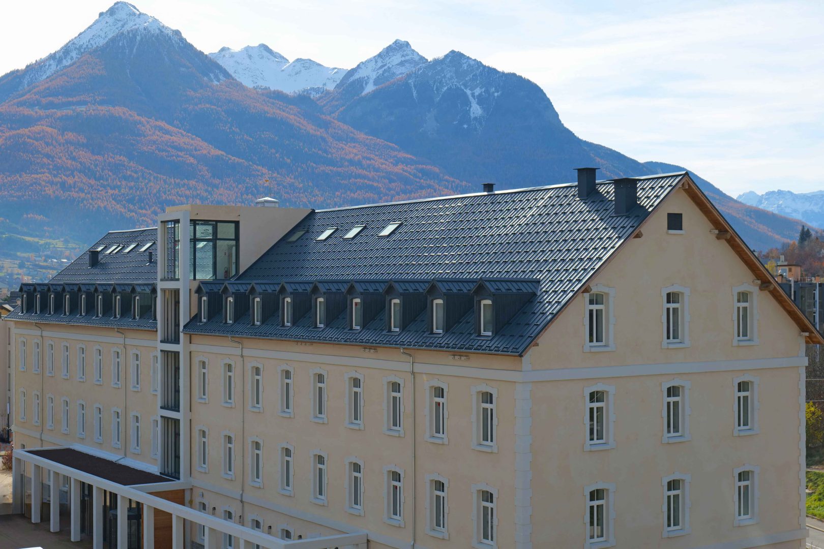 Facade avant de l'hôtel GARRIGAE Caserne de Briançon