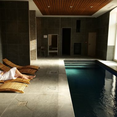 PISCINE INTERIEUR spa cinq monde Garrigae caserne de Briançon